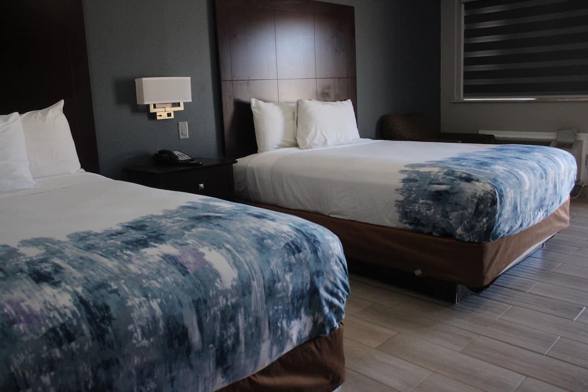Premium bedding, desk, iron/ironing board, WiFi (free)