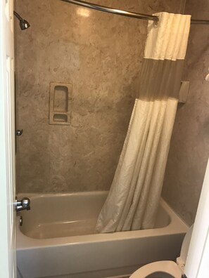 Chambre Double Deluxe, 2 grands lits, fumeurs | Salle de bain | Sèche-cheveux, serviettes fournies
