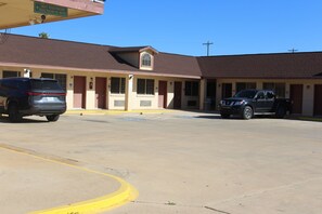 Front of property - Cotulla Executive Inn (Cotulla)