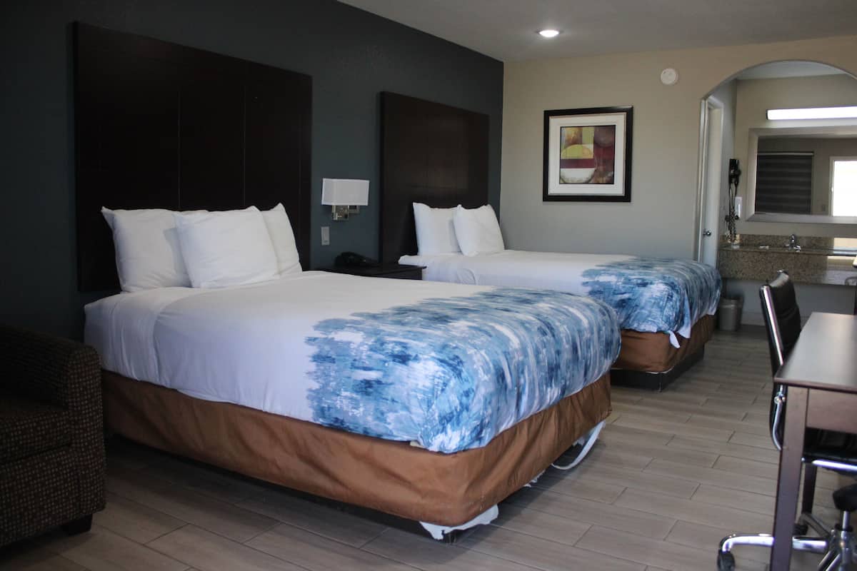 Premium bedding, desk, iron/ironing board, WiFi (free)