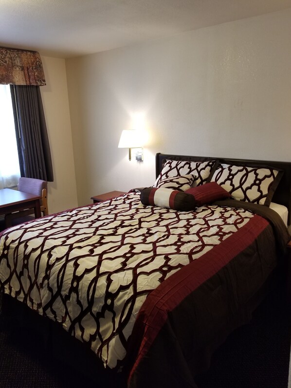 Room, 1 Queen Bed, Non Smoking | Interior