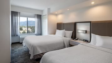 Escrivaninha, espaço de trabalho para notebook, cortinas blackout