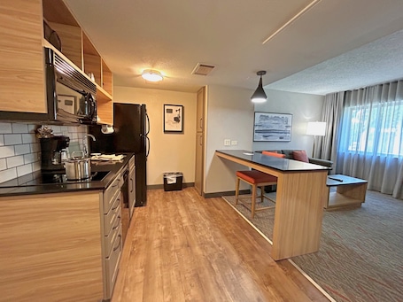 Desk, laptop workspace, iron/ironing board, free cribs/infant beds