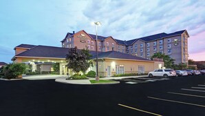Ein großes Hotel mit mehreren Etagen und einem Parkplatz.