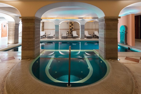 Sauna, Whirlpool, Dampfbad, Körperbehandlungen, Warmsteinmassagen