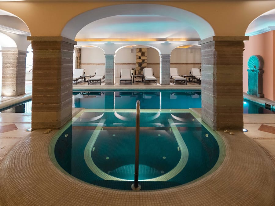 Sauna, tina de hidromasaje, baño de vapor y tratamientos corporales