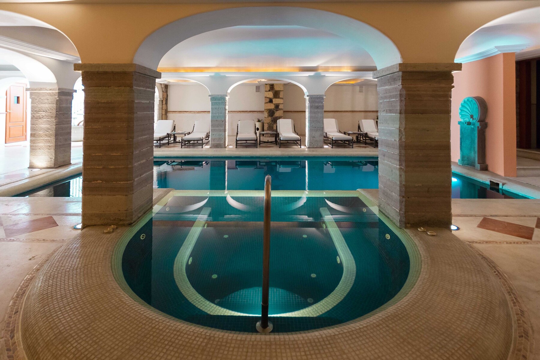 Couples treatment room(s), sauna, hot tub, steam room, body treatments