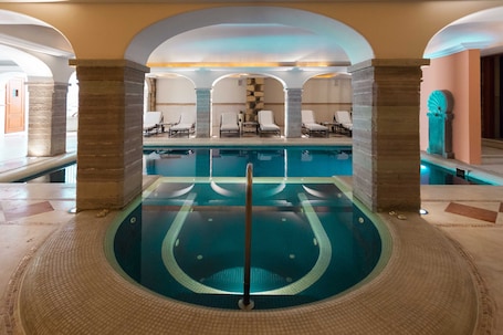 Sauna, hot tub, steam room, body treatments, hot stone massages. Villa Maria Cristina