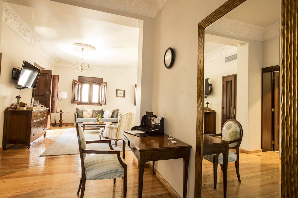 premium bedding, minibar, in-room safe, iron/ironing board