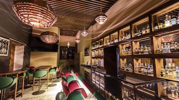 2 bars/lounges