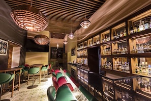 2 bars/lounges