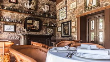 2 bars/lounges