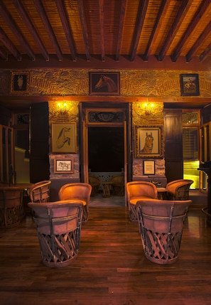 2 bars/lounges