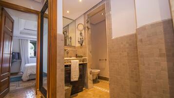 One Bedroom Suite Appartment2 | Bathroom | Bathtub, towels