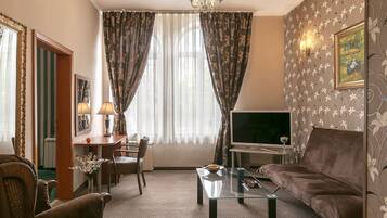 2 bedrooms, minibar, in-room safe, desk