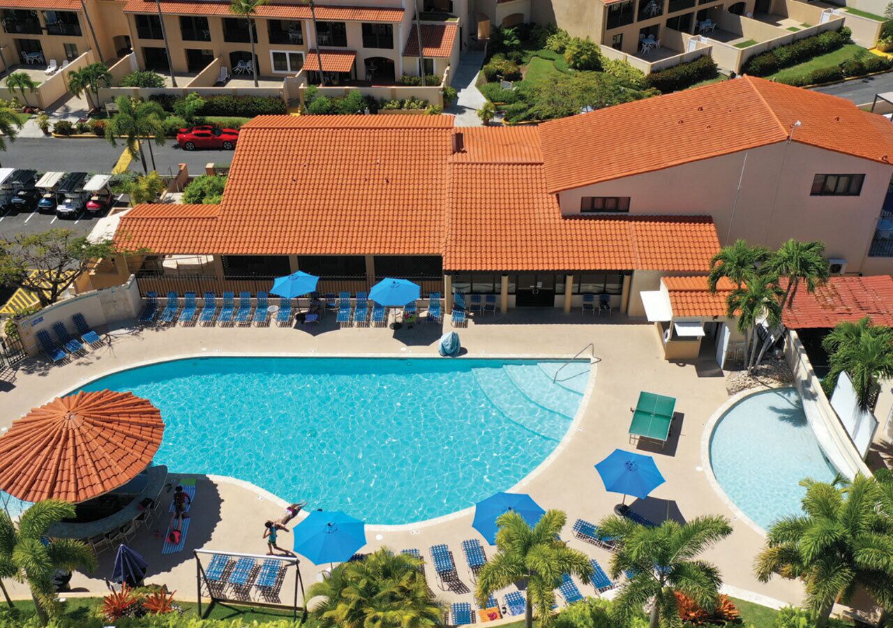 2 hồ bơi ngoài trời, dù/ô trên bãi biển/hồ bơi, ghế dài tắm nắng 