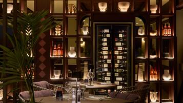 6 restaurants; breakfast, lunch and dinner served