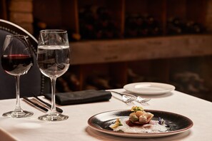 6 restaurantes; se sirve desayuno, almuerzo y cena; cocina griega