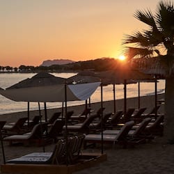 Sulla spiaggia, cabine (a pagamento), lettini da mare, ombrelloni