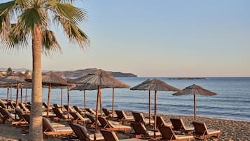 Sulla spiaggia, cabine (a pagamento), lettini da mare, ombrelloni