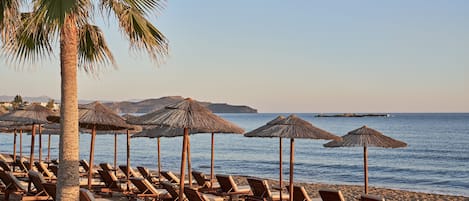 Plage, cabines (en supplément), chaises longues, parasols