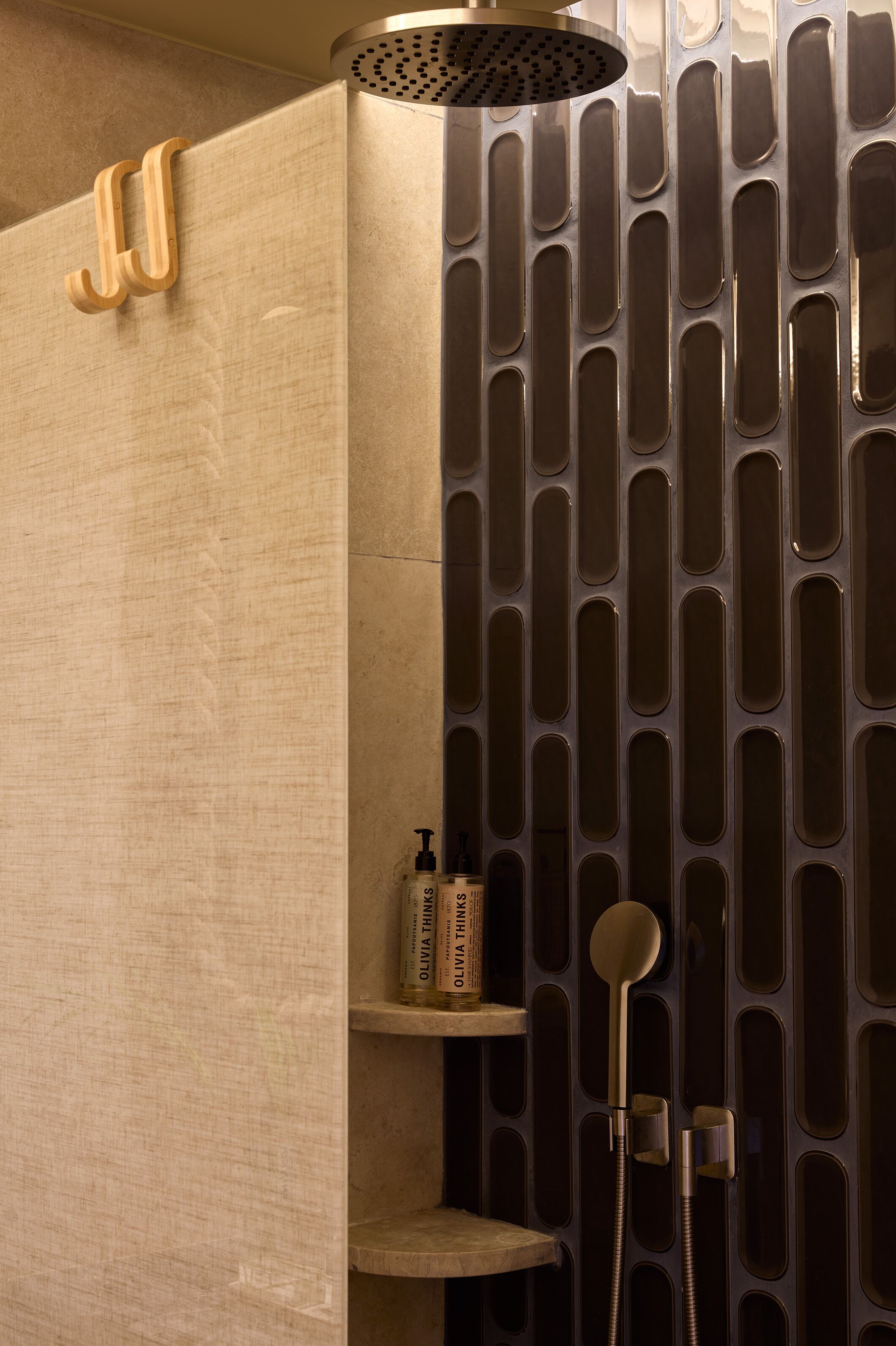 Eine moderne Duschkabine mit strukturierter Wand und Holzgriffen.