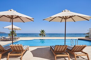 Una piscina techada, 3 piscinas al aire libre