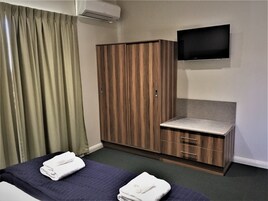 Quarto | Roupas de cama premium, escrivaninha, cortinas blackout