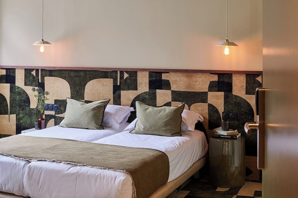 Luxe beddengoed, een bureau, een laptopwerkplek