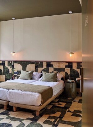 Premium bedding, desk, laptop workspace, blackout drapes - Hôtel Cartier (Saint-Malo)