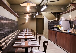 Tägliches Frühstücksbuffet (15 EUR pro Person)