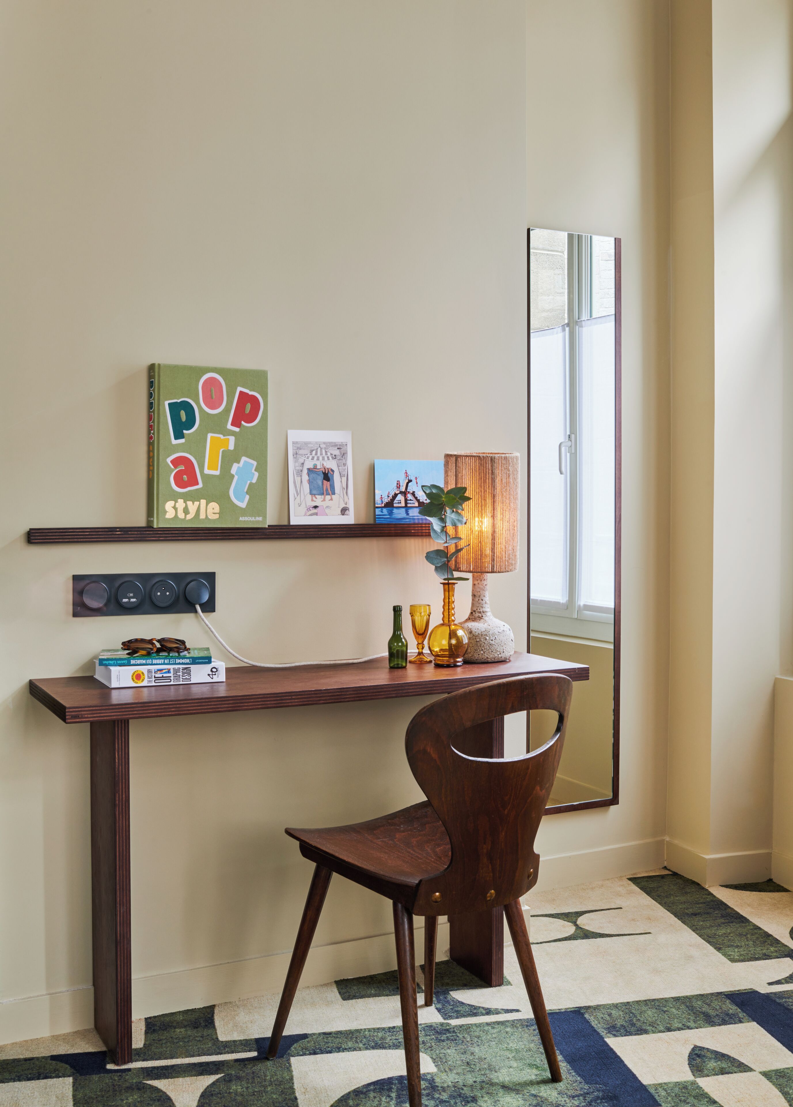 Luxe beddengoed, een bureau, een laptopwerkplek