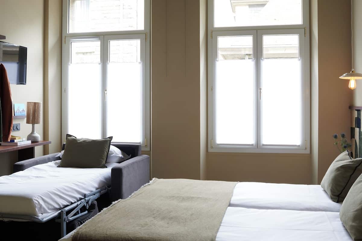 Driepersoonskamer | Luxe beddengoed, een bureau, een laptopwerkplek