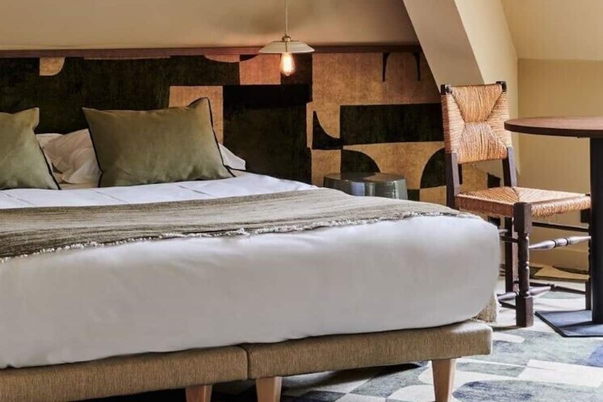 Superior tweepersoonskamer | Luxe beddengoed, een bureau, een laptopwerkplek