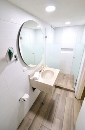 Ducha, artículos de higiene personal gratuitos y secador de pelo