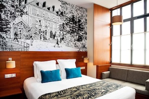 Colchones con pillow-top y caja de seguridad en la habitaciĂłn