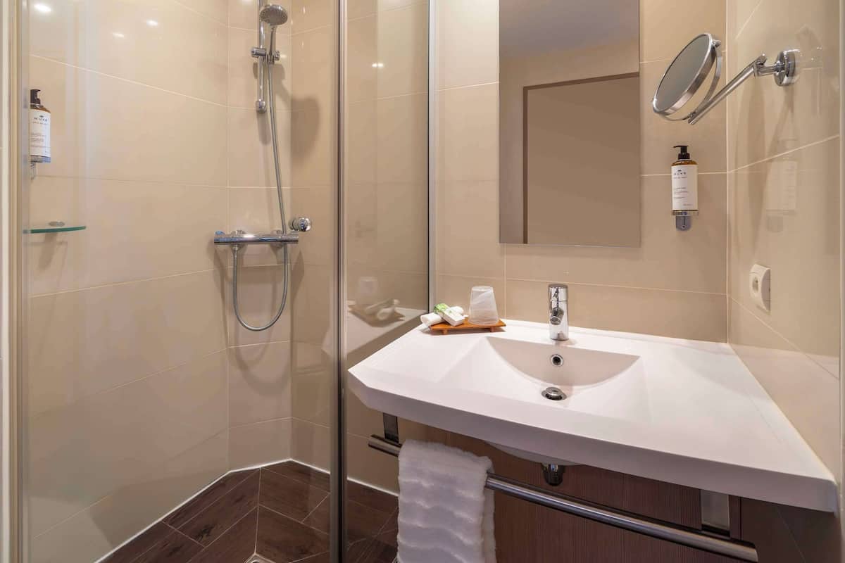 shower, free toiletries, hair dryer, slippers