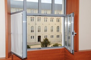 Courtyard view - Best Western Plus Hotel Colbert (Chateauroux)