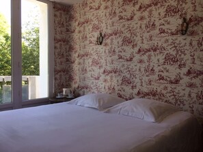 غرفة مزدوجة أو بسريرين منفصلين | 1 غرفة نوم وأغطية فراش متميزة وبديكورات فريدة لكل غرفة