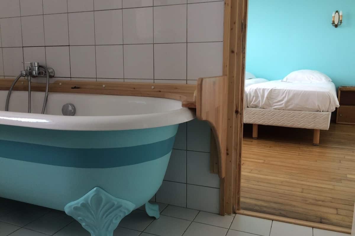 Apartment | Bathroom | Hair dryer, towels