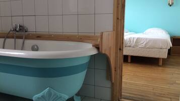 Apartment | Bathroom | Hair dryer, towels