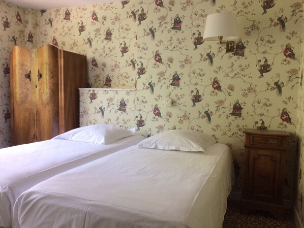 غرفة مزدوجة أو بسريرين منفصلين - لغير المدخنين | 1 غرفة نوم وأغطية فراش متميزة وبديكورات فريدة لكل غرفة