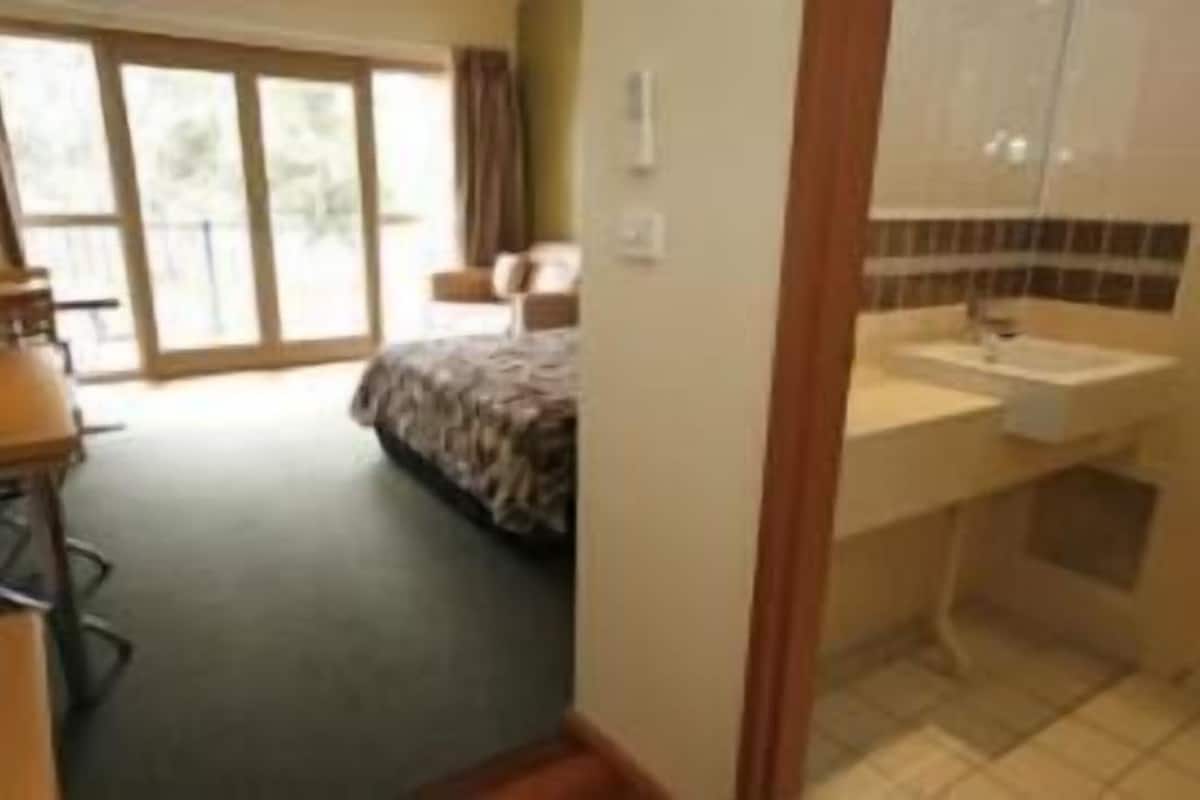 standard room (2 night weekend special) | desk, laptop workspace, blackout curtains, soundproofing