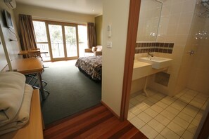 Escritorio, espacio para trabajar con un portátil, cortinas opacas