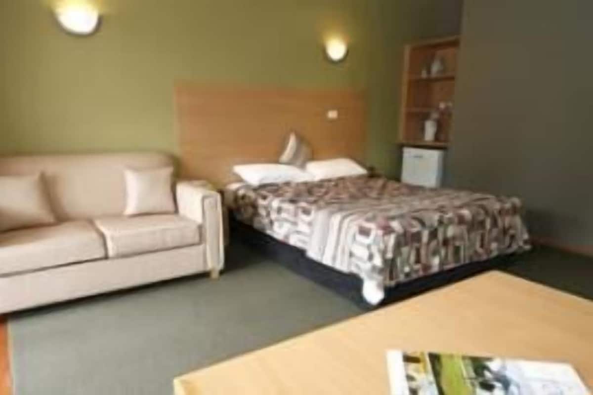 standard room (2 night weekend special) | living area | lcd tv