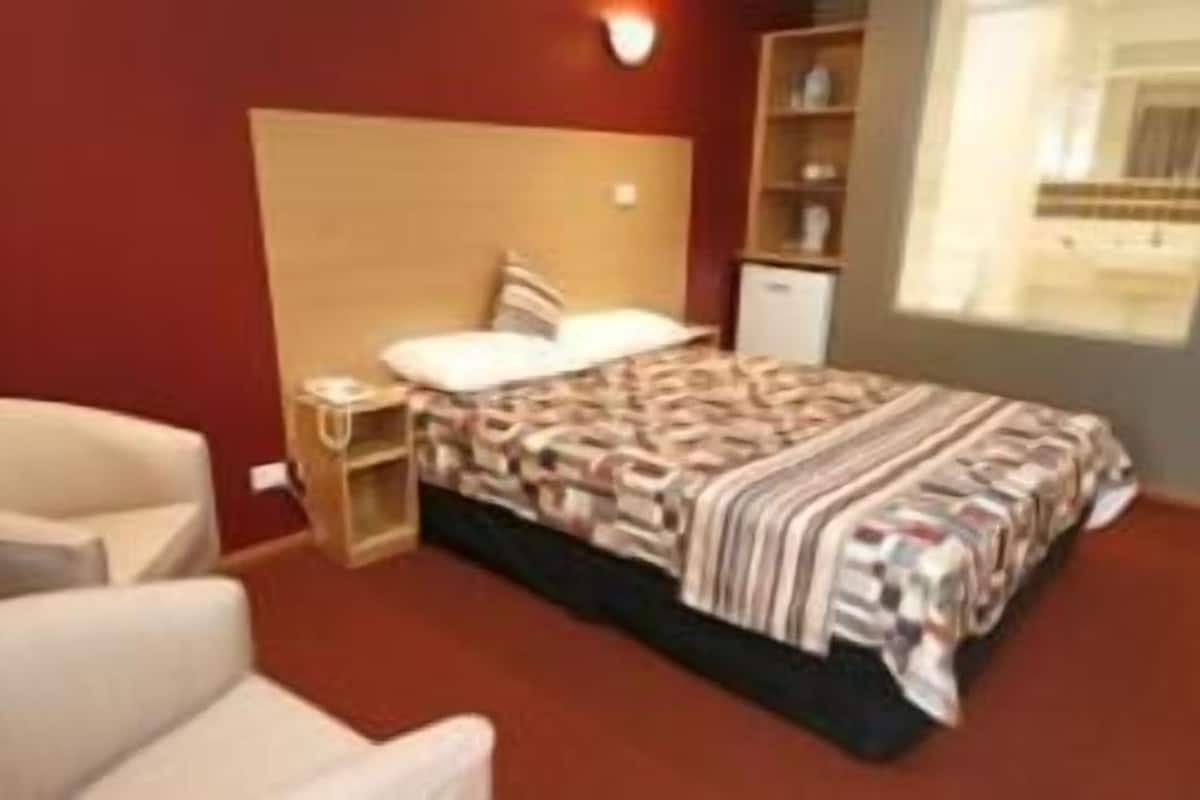 deluxe room | desk, laptop workspace, blackout curtains, soundproofing