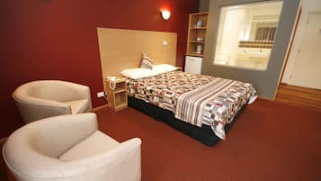 Deluxe Room | Desk, laptop workspace, blackout curtains, soundproofing