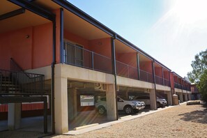 Free self-parking - Forbes Victoria Inn (Forbes)