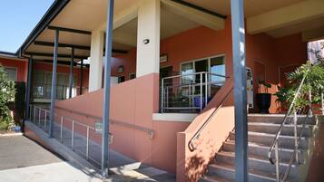 Pintu masuk properti
