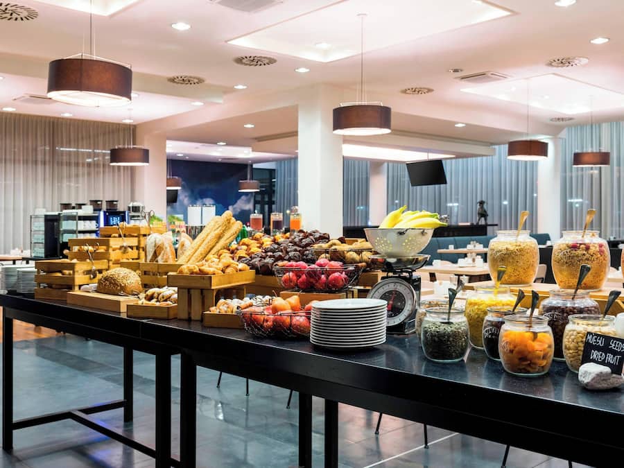 Daily full breakfast (CZK 475 per person)